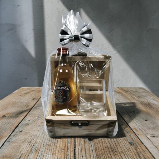 BAUL TACH CON WHISKY CHIVAS Y CHUPITO CRISTAL