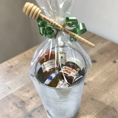 CUBO DE METAL , MIEL , NUTELLA ,ACEITE Y PALO CATADOR.